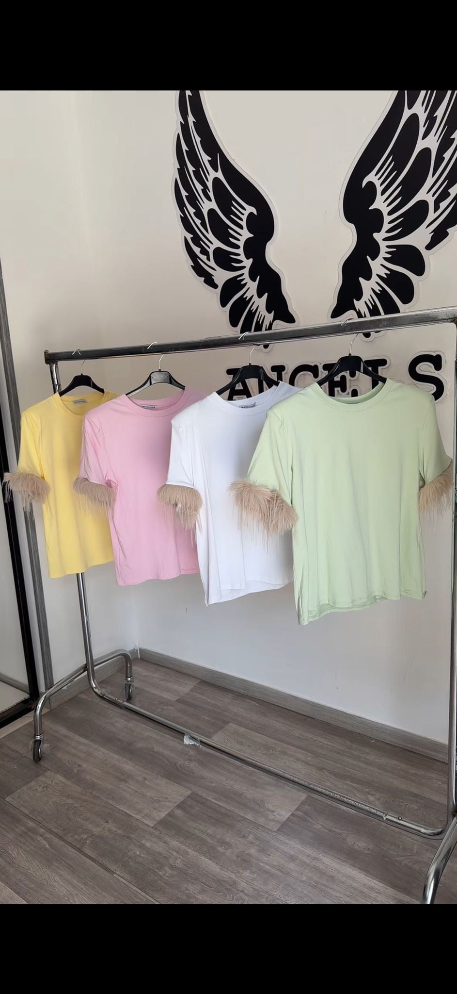 T shirt con piume